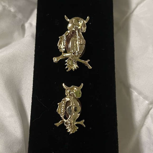 Vintage 1960’s GERRY'S Gold Tone Jelly Belly Brown Marbled Cabochon Owl Pin - Picture 2 of 8